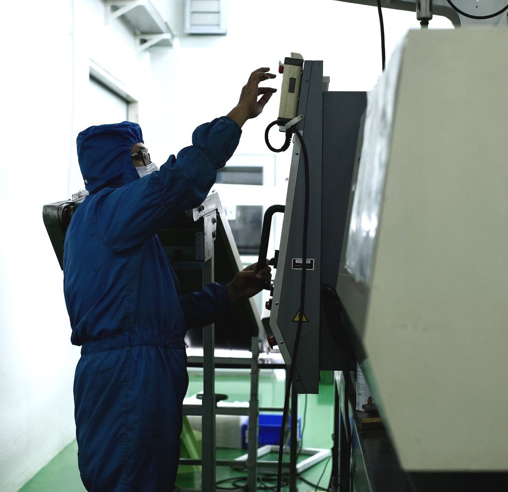 DSCF0128 people working in a factory